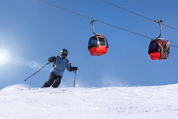 Skiing in Auli