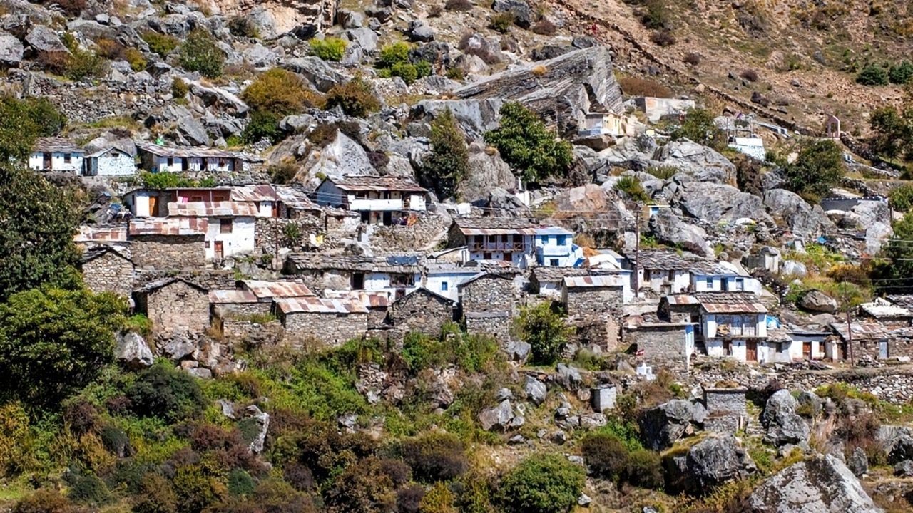 Traditional houses in Mana Village